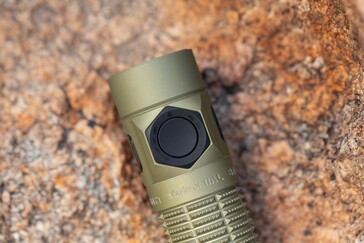 Med strömbrytaren på sidan kan alla fem ljusstyrkorna ställas in.