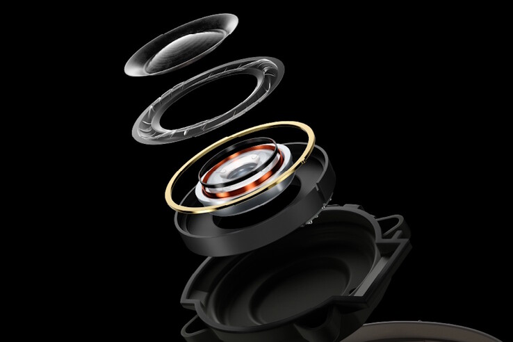 Kolfiberelementen (överst) och den omgivande Symmetrical Surround Technology (SST) överträffar 40 mm-elementen i Technics A1000-hörlurarna.