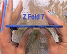 Samsung Fold Z 7 -JerryRigEverything videominiatyrbild (bildkälla: @JerryRigEverything)