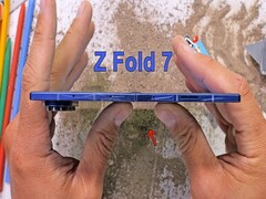 Samsung Fold Z 7 -JerryRigEverything videominiatyrbild (bildkälla: @JerryRigEverything)