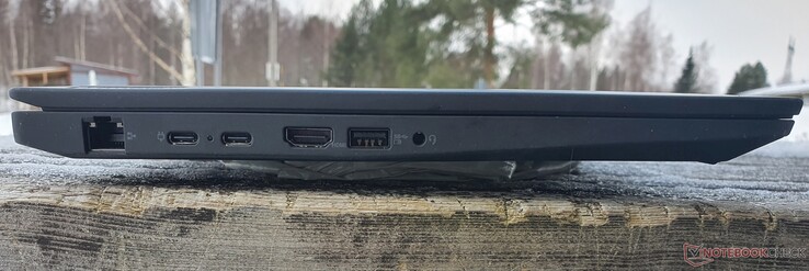 Vänster: Gbit LAN, 2x USB-C 3.2 Gen 2, HDMI 2.0, USB-A 3.2 Gen 1, ljudkombination