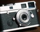 Fullformatsobjektivet Brightin Star 28 mm f/2,8 är knappt större än ett kamerahuslock.