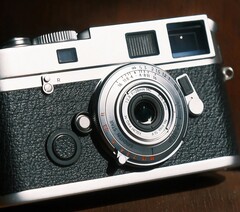 Fullformatsobjektivet Brightin Star 28 mm f/2,8 är knappt större än ett kamerahuslock.
