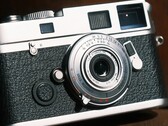 Fullformatsobjektivet Brightin Star 28 mm f/2,8 är knappt större än ett kamerahuslock.