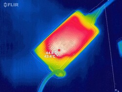 Strömförsörjningen når upp till 49 °C under belastning