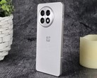OnePlus 13R (på bilden) och OnePlus 12 får stöd för dubbel Bluetooth-ljudströmning i den senaste uppdateringen