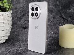 OnePlus 13R (på bilden) och OnePlus 12 får stöd för dubbel Bluetooth-ljudströmning i den senaste uppdateringen