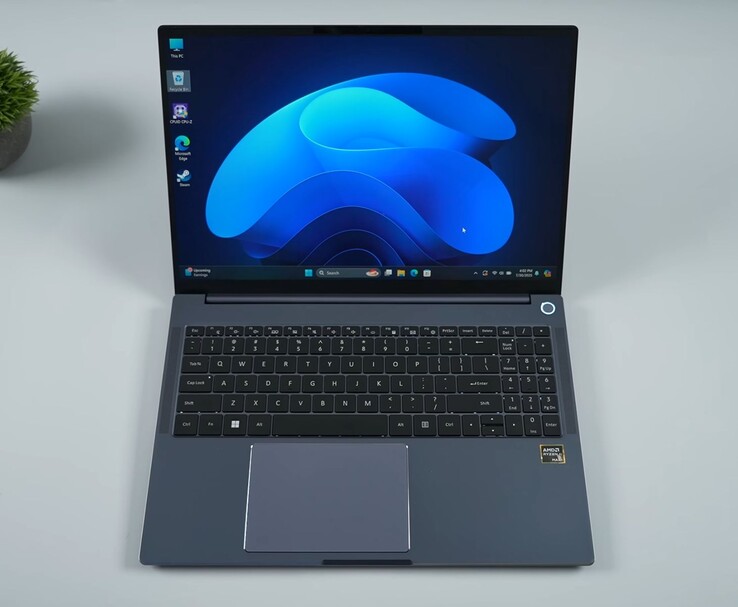 AIM Max+ bärbar dator med ett fullstort tangentbord, stor styrplatta och AMD Ryzen AI Max+ branding, kör Windows 11. (Bildkälla: ETA PRIME på YouTube)