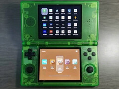 En påstådd titt på Anbernic RG DS i en genomskinlig grön finish. (Bildkälla: via Retro Handhelds)