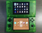 En påstådd titt på Anbernic RG DS i en genomskinlig grön finish. (Bildkälla: via Retro Handhelds)