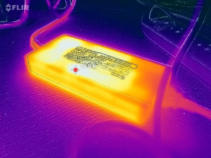 Värmekarta över MSI 240 W nätadapter vid körning av Cyberpunk 2077