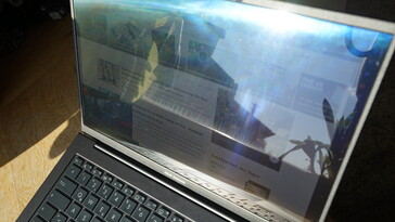 Asus ZenBook 14X klarar sig inte bra i direkt solljus