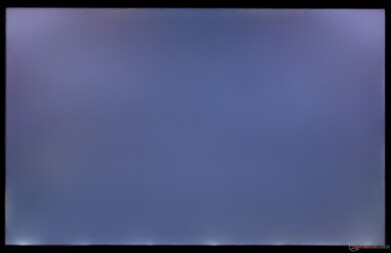 Blödning i bakgrundsbelysningen syns längs den nedre kanten vid lång exponering