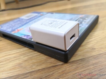 Liten (~4,8 x 3,7 x 2,4 cm) 10 W USB-C AC adapter