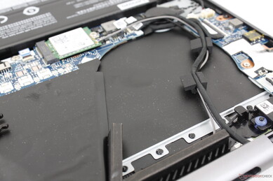 Tomt utrymme för ytterligare fläkt och heatpipes om det konfigureras med Intel Arc GPU