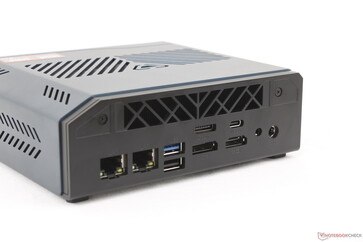 Baksida: 2x RJ-45 (2,5 Gbps), USB-A 3.2 Gen. 2, USB-A 2.0, OcuLink, DisplayPort 1.4, USB-C 4.0 med DisplayPort 2.1, HDMI 2.1, 3,5 mm-hörlursuttag, nätadapter