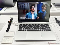 Tecno Megabook S16 väger 2,9 kg, vilket är ganska lätt för en 16-tums bärbar dator (Bildkälla: Alexander Fagot, Notebookcheck)
