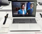 Tecno Megabook S16 väger 2,9 kg, vilket är ganska lätt för en 16-tums bärbar dator (Bildkälla: Alexander Fagot, Notebookcheck)