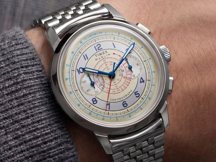 Timex Marlin Neo Classic Chronograph med krämfärgad urtavla, blå visare och armband i rostfritt stål, buren på handleden.