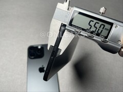 Påstådd dummy-enhet av Galaxy S26 Edge mätt med ett digitalt skjutmått. (Bildkälla: OnLeaks på X)