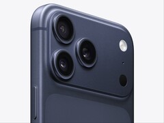 Närbild av iPhone 17 Pro Max i färgen Deep Blue (Bildkälla: Apple)