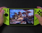 Borderlands 4-spel som körs på MSI Claw 8 AI-handdatorn som drivs av AMD Ryzen Z2 Extreme, visar förstapersonsvy med ett gevär riktat mot en utomhusmiljö (Bildkälla: ETA PRIME via YouTube)