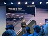 Pavan Davuluri presenterar den magnetiska USB-C-laddaren som medföljer varje Surface Ultra-laptop