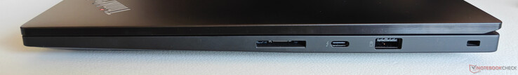 SD-kortläsare, USB-C 4.0 med Thunderbolt 4 (40 Gbit/s, DisplayPort 2.1, Power Delivery 3.0), USB-A 3.2 Gen 2 (10 Gbit/s, strömförsörjning), Kensingtonlås