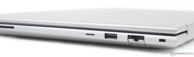 Höger sida: SD-kortläsare, Nano SIM-kortplats (tillval), USB-A (5 Gbps), RJ-45 (1 Gbps), Nano Security Lock-plats