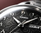 Närbild av Casio MTP-E735AR:s svarta urtavla med ett intrikat arabeskmönster, upphöjda östarabiska siffror, polerade silverfärgade visare och en dag- och datumvisning vid klockan 3.