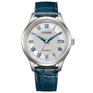 Framsidan av den automatiska klockan Citizen NJ0250-01A med en silverfärgad Clous de Paris-urtavla, blå romerska siffror och visare samt ett blått läderarmband.