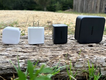 Från vänster till höger: generisk 18-watts USB-C-laddare, Apple 20-watts USB-C-laddare, UGREEN Nexode Mini 45-watts laddare, UGREEN 140-watts väggladdare. (Bild: egen)