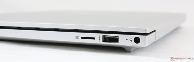 Höger: MicroSD-läsare, USB-A 3.1 (5 Gbps), AC-adapter