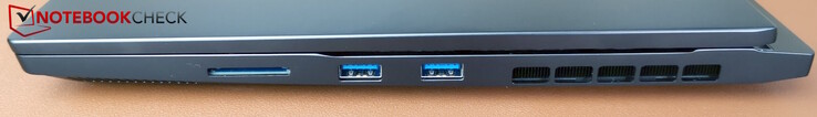 Höger sida: SD-läsare, 2x USB-A (5 Gb/s)