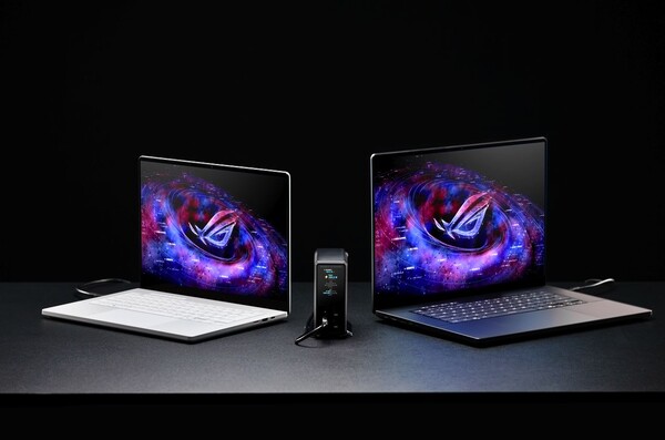 ROG Flux Charger Dock som laddar två bärbara datorer i Dual Laptop Mode