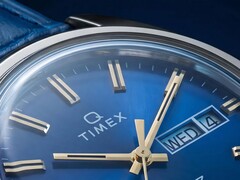Närbild av den blå fumé-urtavlan på Timex Q 1976 Day and Date.