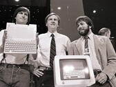 Steve Jobs, Steve Wozniak och Ronald Wayne. Wayne sålde sin 10-procentiga andel för 800 dollar bara tolv dagar efter att han bildat företaget 1976.