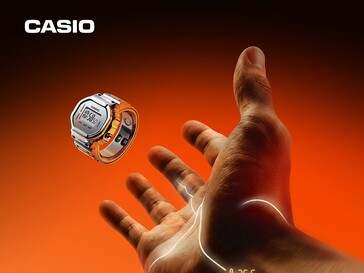 Casio CRW-H001M-8 smart ringklocka som svävar ovanför en utsträckt hand mot en orange bakgrund.