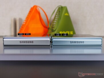 Galaxy Z Flip 7 FE (L) och Flip 7 (R) sida vid sida (bildkälla: Notebookcheck)