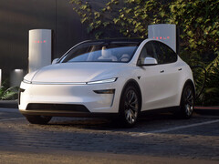 Den nya Tesla Model Y vid en Supercharger. (Bildkälla: Tesla)