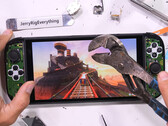 Skärmen på Nintendo Switch 2 splittrades efter 50 slag med en stor tång. På bilden: Skärmdump av videon. (Bildkälla: JerryRigEverything)