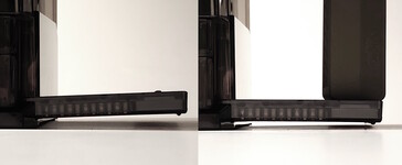 Ficklampans laddningsdocka böjer sig med vikten. (Bildkälla: Notebookcheck)