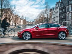 En Model 3 som körs med funktionen ”Full Self-Driving”.