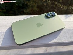 Bakifrån på den gröna Apple iPhone som visar dubbelkameramodulen och den matta ytan. (Bildkälla: Notebookcheck)