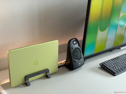 MacBook Neo fungerar bra ansluten till en 4K-skärm med kringutrustning.