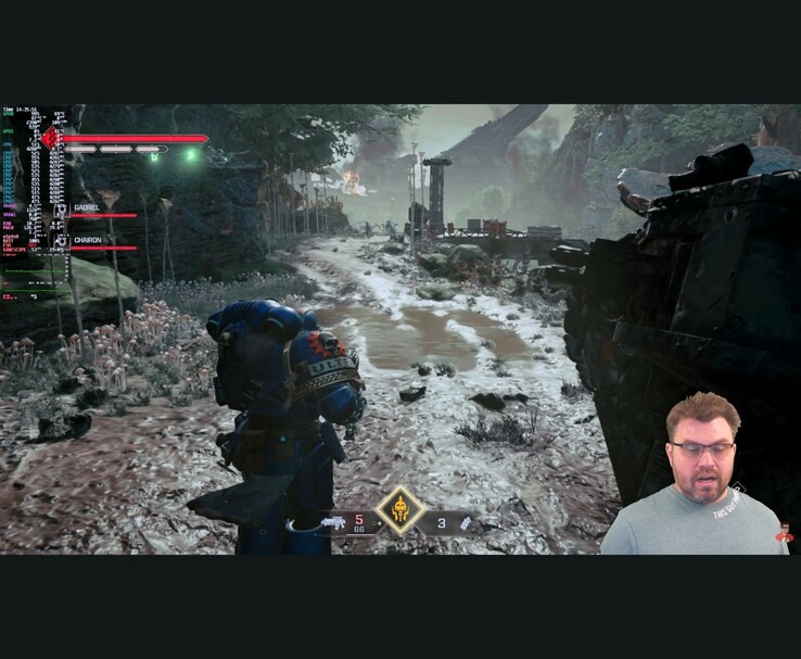 Spelscen från Warhammer 40,000 Space Marine 2 med prestandamätningar på skärmen och YouTubern som dyker upp i hörnet under testet. (Bildkälla: The Phawx via YouTube)