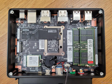 När du tar bort fläkten och kylflänsen för SSD:erna visas 2x DDR5 SODIMM-fack, 2x M.2 2280-lagringsfack, BIOS-batteriet och den avtagbara M.2 WLAN-modulen