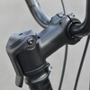 Boost Mini-cykeln har en hopfällbar styrstam med snabbkopplingsspak. (Bildkälla: Boost) 