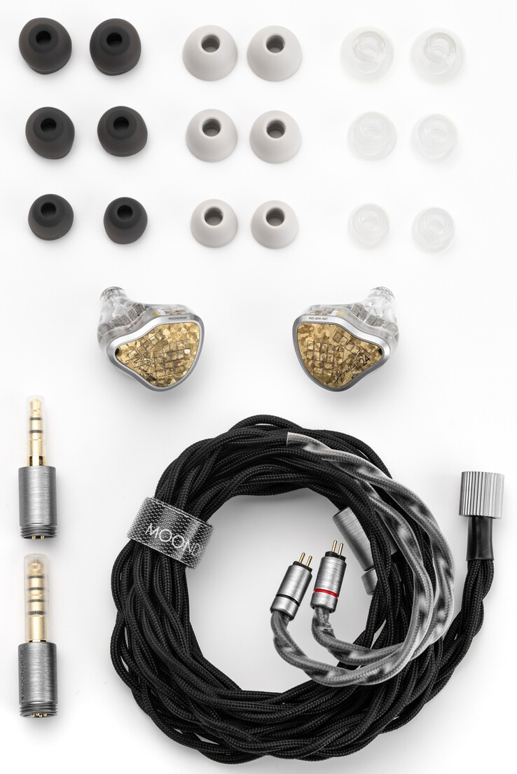 Armature Art 24 hörlurar levereras med öronproppar i silikon, UC och ATF (svamp och silikon) i tre storlekar samt en kabel med 19 ledare av enkelkristallkoppar och 19 ledare av rent silver.