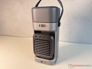 Baksida med USB-C (botten) för strömförsörjning samt HDMI och liknande när den är utfälld